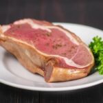 Jak marynować mięso z jelenia przed pieczeniem? praktyczne porady i przepisy